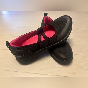 Vionic~Women's Casual Sneakers~Black w/Pink~Size 8